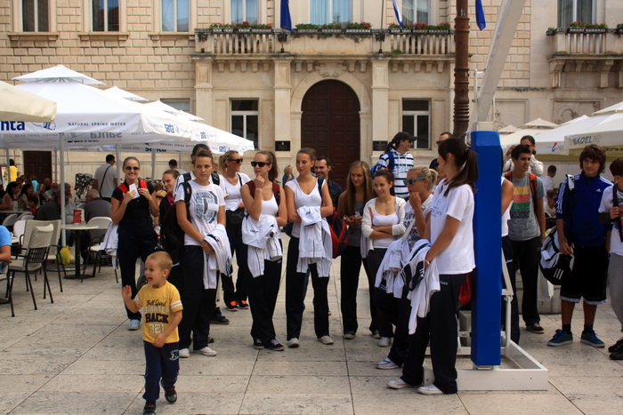 Narodni trg: Predstavljene košarakašice i košarkaši Zadra. foto: Mladen Malik