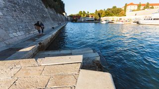 Dio zadarske rive urušio se nakon tijekom jučerašnjeg nevremena