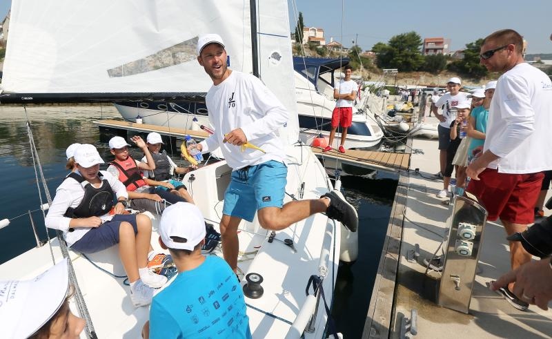 Zlatni olimpijci Fantela i Marenić družili se sa šibenskom djecom povodom dana jedrenja. Photo: Duško Jaramaz/PIXSELL Zlatni olimpijci Fantela i Marenić družili se sa šibenskom djecom povodom dana jedrenja. Photo: Duško Jaramaz/PIXSELL
