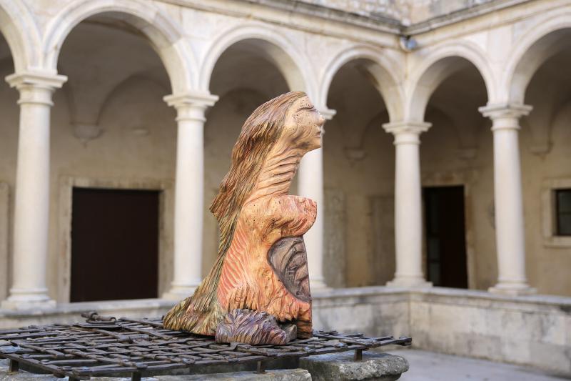 Fotograf Stephan Lupino ovih dana u Zadru u svom ateljeu izrađuje drvene skulpture i križeve, foto: Filip Brala