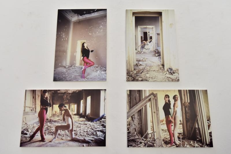 U lozi Narodnog muzeja otvorena je izlozba plakata, fotografija i kostima Zadarskog plesnog ansambla, najstarijeg ansambla suvremenog plesa u Dalmaciji. Izlozba je vezana uz proslavu Dana obrane grada Zadra i 25. godisnjice od osnutka Zadarskog plesnog an