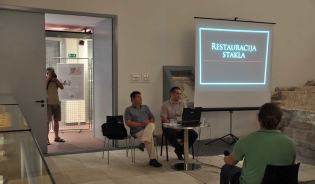 Ravnatelj Ivo Fadić i arheolog Šime Perović na predavanju u Arheološkom muzeju Narona