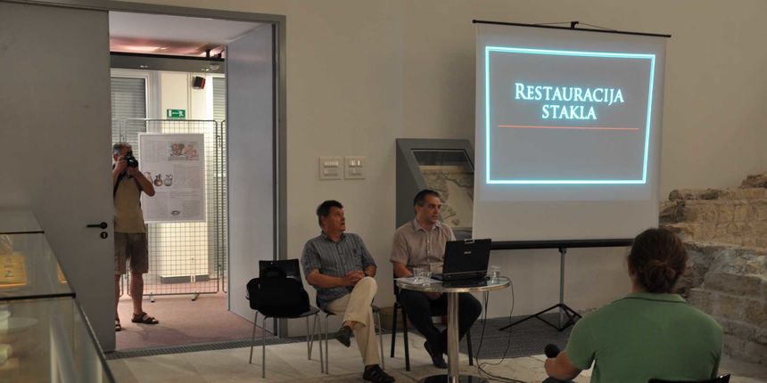 Ravnatelj Ivo Fadić i arheolog Šime Perović na predavanju u Arheološkom muzeju Narona Ravnatelj Ivo Fadić i arheolog Šime Perović na predavanju u Arheološkom muzeju Narona