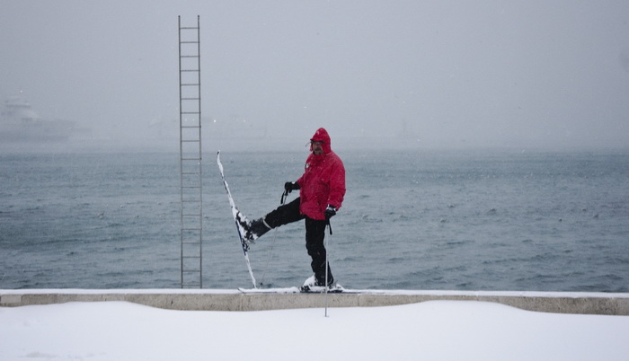 Split, 030212
Nakon nekoliko godina, danima najavljivan snijeg pao je i na Splitskom podrucju. Iako je bio najavljen, Splicani nisu bili spremni na bijeli pokrivac, te im je on uz snaznu buru otezavao svakodnevni zivot. Teperatura je bila oko -3. Najvjero Split, 030212
Nakon nekoliko godina, danima najavljivan snijeg pao je i na Splitskom podrucju. Iako je bio najavljen, Splicani nisu bili spremni na bijeli pokrivac, te im je on uz snaznu buru otezavao svakodnevni zivot. Teperatura je bila oko -3. Najvjero