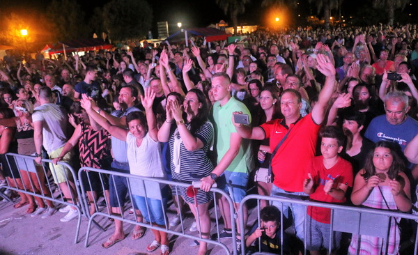 Virsko ljeto 2016: Tomislav Bralić i klapa Intrade oduševili 12 tisuća obožavatelja na virskoj rivi Virsko ljeto 2016: Tomislav Bralić i klapa Intrade oduševili 12 tisuća obožavatelja na virskoj rivi