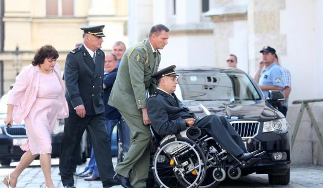 Branitelji prosvjednici iz Savske 66 dolaze u Banske dvore gdje ce se sastati s premijerom Zoranom Milanovicem, a na sastanku bi trebali biti i ministar branitelja Predrag Matic te ministar obrane Ante Kotromanovic. Josip Klemm i Djuro Glogoski. Foto: Pet