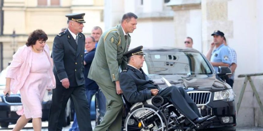 Branitelji prosvjednici iz Savske 66 dolaze u Banske dvore gdje ce se sastati s premijerom Zoranom Milanovicem, a na sastanku bi trebali biti i ministar branitelja Predrag Matic te ministar obrane Ante Kotromanovic. Josip Klemm i Djuro Glogoski. Foto: Pet Branitelji prosvjednici iz Savske 66 dolaze u Banske dvore gdje ce se sastati s premijerom Zoranom Milanovicem, a na sastanku bi trebali biti i ministar branitelja Predrag Matic te ministar obrane Ante Kotromanovic. Josip Klemm i Djuro Glogoski. Foto: Pet