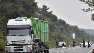 Tustica: U naletu kamiona poginuo pješak