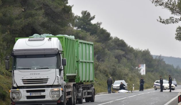 Tustica: U naletu kamiona poginuo pješak