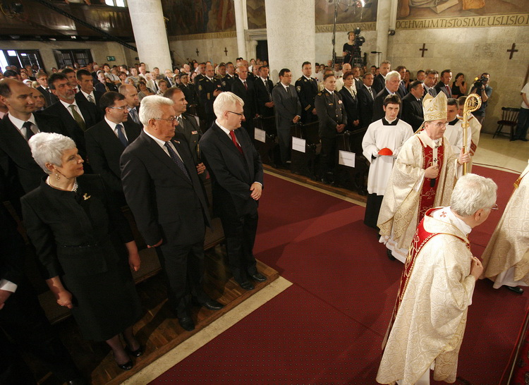 Zagreb, 250611.
Crkva svetog Marka na Gornjem gradu.
Svecana misa povodom Dana drzavnosti na kojoj je prisustvovao hrvatski politicki vrh.
Predsjednik Ivo Josipovic, predsjednik Sabora Luka Bebic, premijerka Jadranka Kosor i Vladimir Seks.
Foto: Damjan Ta