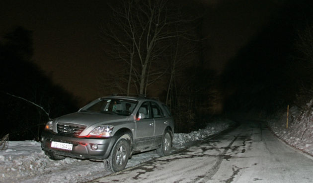 Zagreb, 141210.
Sljeme.
Izmedju Sestinskog Lagvica i Kraljicinog zdenca na glavnoj cesti koja vodi sa Sljemena pronadjen je napusten automobil marke Kia Sorento sive boje zagrebackih tablica.  Obzirom da je automobil pronadjen upaljen sa osobnim dokumenti