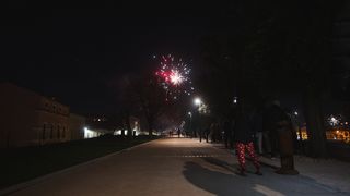 Građani na ulicama Zadra poštujući mjere dočekali 2021. godinu