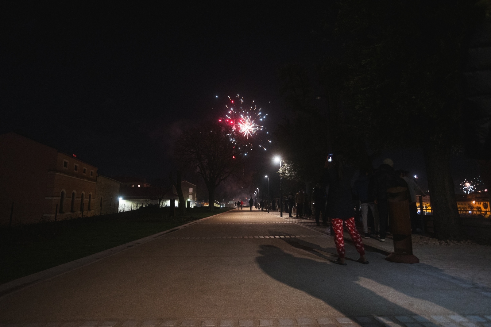 Građani na ulicama Zadra poštujući mjere dočekali 2021. godinu