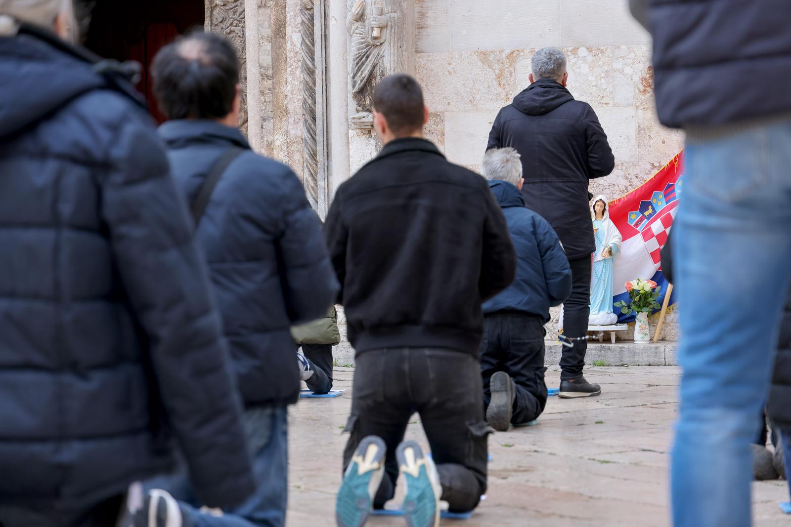 Muška molitva ispred katedrale Sv. Stošije