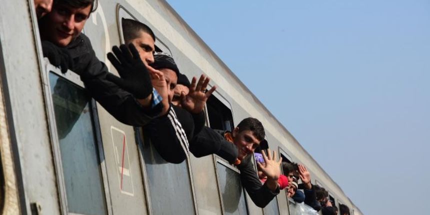 U zimski tranzitni centar za migrante u Slavonskom Brodu pristizu, ali i odlaze novi vlakovi uskladjenom dnevnom dinamikom prijema i otpremanja migranata, pa ih kroz kamp dnevno prodje oko 5 tisuca novih. Photo: Ivica Galovic/ PIXSELL