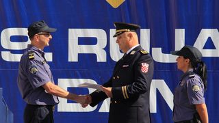 U prigodi Dana hrvatske policije i njihovog zaštitnika Sv.Mihovila danas je u PU Zadarskoj održana prigodna svečanost.U nastavku svečanosti, pokaznu vježbu samoobrane izveli su pripadnici interventne jedinice PU Zadarske te su podijeljena priznanja nagrađ U prigodi Dana hrvatske policije i njihovog zaštitnika Sv.Mihovila danas je u PU Zadarskoj održana prigodna svečanost.U nastavku svečanosti, pokaznu vježbu samoobrane izveli su pripadnici interventne jedinice PU Zadarske te su podijeljena priznanja nagrađ