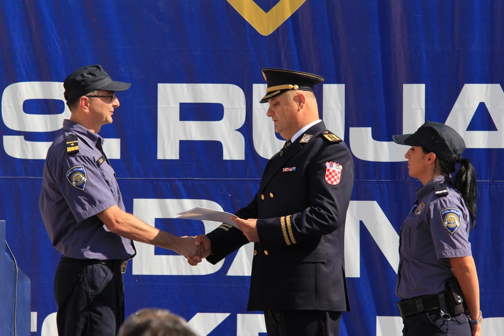U prigodi Dana hrvatske policije i njihovog zaštitnika Sv.Mihovila danas je u PU Zadarskoj održana prigodna svečanost.U nastavku svečanosti, pokaznu vježbu samoobrane izveli su pripadnici interventne jedinice PU Zadarske te su podijeljena priznanja nagrađ U prigodi Dana hrvatske policije i njihovog zaštitnika Sv.Mihovila danas je u PU Zadarskoj održana prigodna svečanost.U nastavku svečanosti, pokaznu vježbu samoobrane izveli su pripadnici interventne jedinice PU Zadarske te su podijeljena priznanja nagrađ