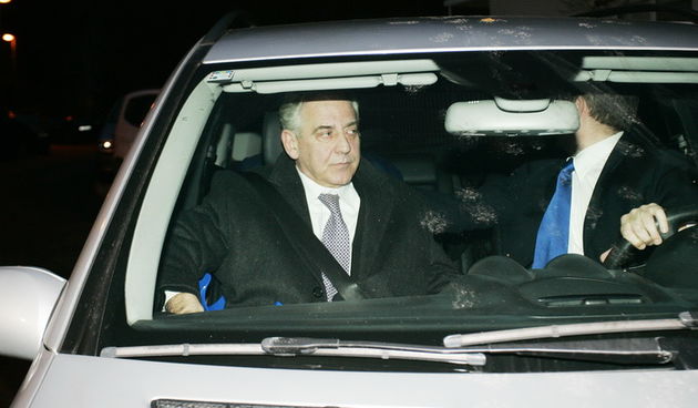 Zagreb, 161211.
Pola sata nakon izlaska iz zatvora Remetinec, bivsi predsjednik HDZ-a i premijer RH, Ivo Sanader, stigao je u svoju vilu u Kozarcevoj ulici.
Na slici: Ivo Sanader u Mercedesu ML.
Foto: Tomislav Kristo / CROPIX