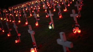 Vukovar: Lampioni osvjetljavaju 938 bijelih križeva na Memorijalnom groblju. Foto: Grgur Žućko/PIXSELL Vukovar: Lampioni osvjetljavaju 938 bijelih križeva na Memorijalnom groblju. Foto: Grgur Žućko/PIXSELL
