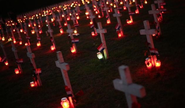 Vukovar: Lampioni osvjetljavaju 938 bijelih križeva na Memorijalnom groblju. Foto: Grgur Žućko/PIXSELL