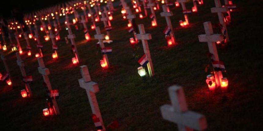 Vukovar: Lampioni osvjetljavaju 938 bijelih križeva na Memorijalnom groblju. Foto: Grgur Žućko/PIXSELL Vukovar: Lampioni osvjetljavaju 938 bijelih križeva na Memorijalnom groblju. Foto: Grgur Žućko/PIXSELL