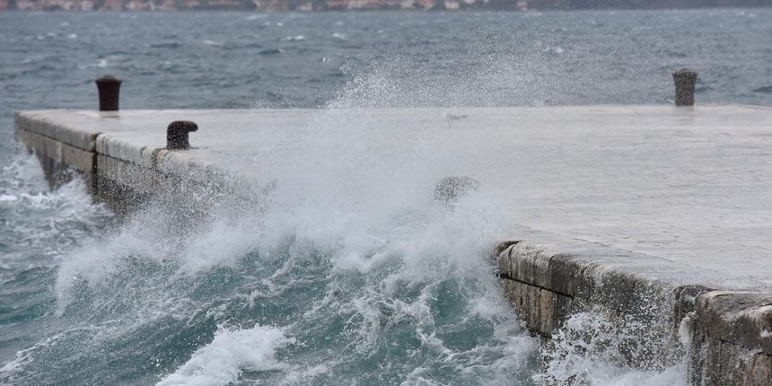 Olujno jugo lomi valove na zadarskoj rivi
