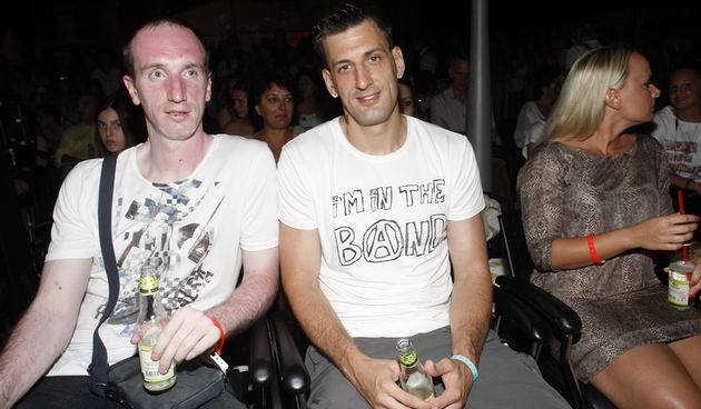 Zadar, 150711.
Druga vecer Zadar Fashion Nightsa, kojeg organiziraju Stefany Hohnjec i Aleksandra Grdic. Revije se odrzavaju na Forumu kraj crvke Sv Donata.
Na slici: kosarkasi Ivan Perincic i Gordan Giricek.
Foto: Jure Miskovic / CROPIX