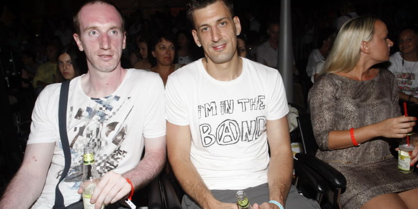 Zadar, 150711.
Druga vecer Zadar Fashion Nightsa, kojeg organiziraju Stefany Hohnjec i Aleksandra Grdic. Revije se odrzavaju na Forumu kraj crvke Sv Donata.
Na slici: kosarkasi Ivan Perincic i Gordan Giricek.
Foto: Jure Miskovic / CROPIX