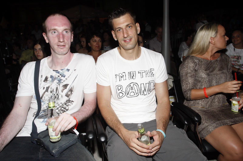 Zadar, 150711.
Druga vecer Zadar Fashion Nightsa, kojeg organiziraju Stefany Hohnjec i Aleksandra Grdic. Revije se odrzavaju na Forumu kraj crvke Sv Donata.
Na slici: kosarkasi Ivan Perincic i Gordan Giricek.
Foto: Jure Miskovic / CROPIX Zadar, 150711.
Druga vecer Zadar Fashion Nightsa, kojeg organiziraju Stefany Hohnjec i Aleksandra Grdic. Revije se odrzavaju na Forumu kraj crvke Sv Donata.
Na slici: kosarkasi Ivan Perincic i Gordan Giricek.
Foto: Jure Miskovic / CROPIX