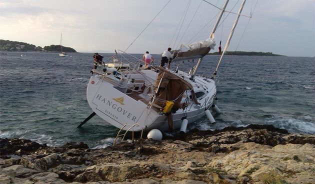 Jedrilica se nasukala kod Milne zbog jakoga nevremena, nema ozlijeđenih, foto: mppi.hr
