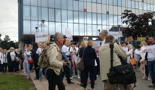 FOTO Prosvjetni radnici prosvjeduju pred ministarstvom obrazovanja, Divjak ih primila na sastanak