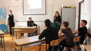 U ponedjeljak u popodnevnim satima, u Prirodoslovno grafičkoj školi održan je eko-kviz znanja – Eko potjera, napravljen po uzoru na popularni kviz na HTV-u U ponedjeljak u popodnevnim satima, u Prirodoslovno grafičkoj školi održan je eko-kviz znanja – Eko potjera, napravljen po uzoru na popularni kviz na HTV-u