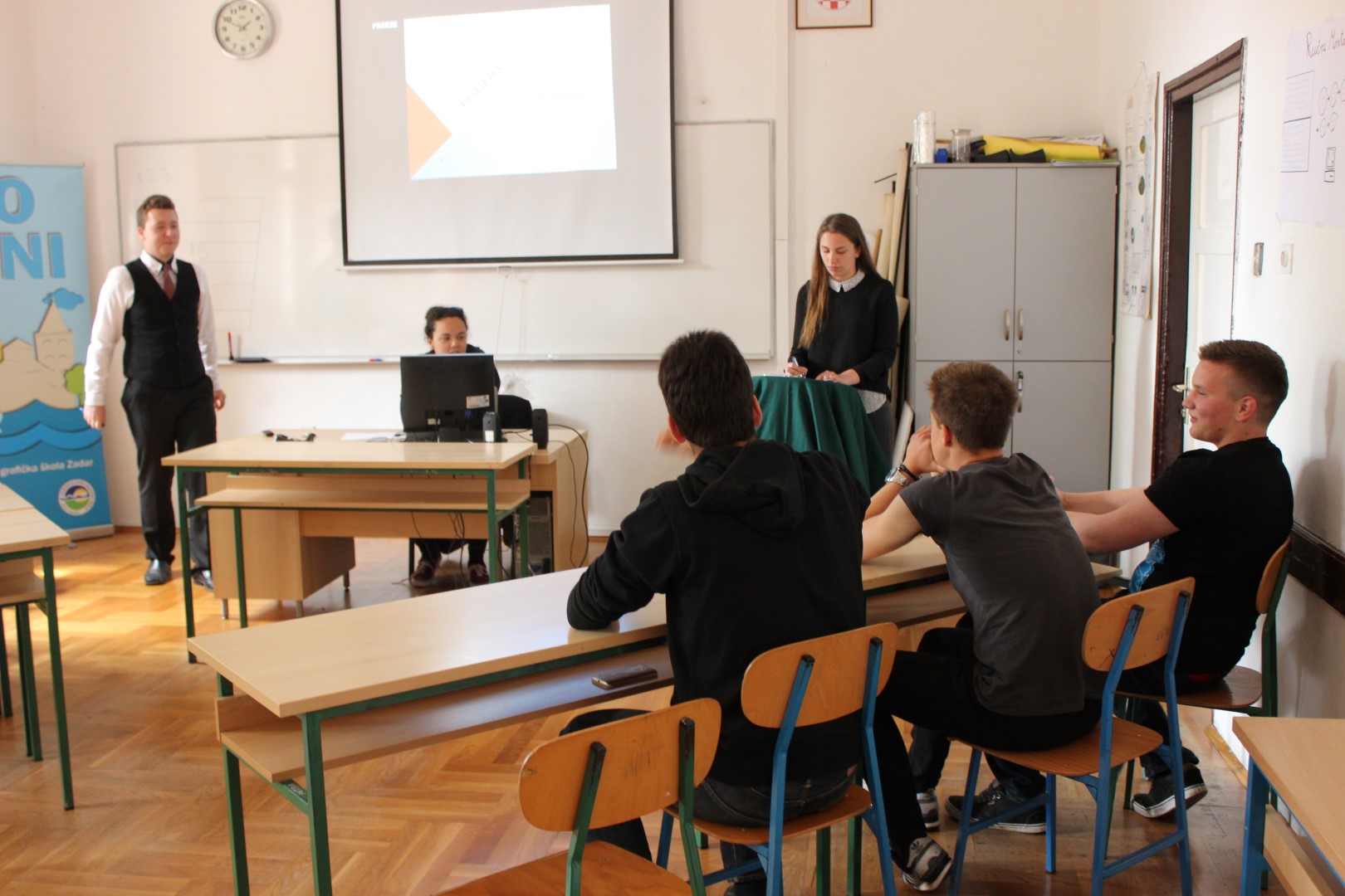 U ponedjeljak u popodnevnim satima, u Prirodoslovno grafičkoj školi održan je eko-kviz znanja – Eko potjera, napravljen po uzoru na popularni kviz na HTV-u U ponedjeljak u popodnevnim satima, u Prirodoslovno grafičkoj školi održan je eko-kviz znanja – Eko potjera, napravljen po uzoru na popularni kviz na HTV-u