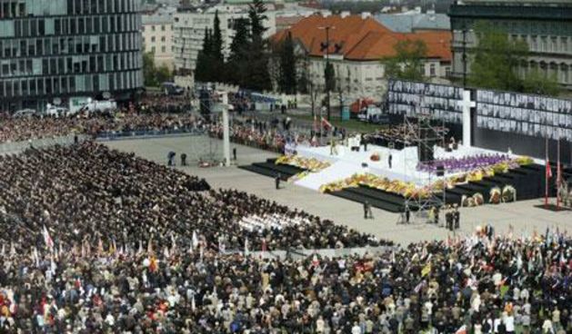 Poljaci odaju počast predsjedniku i poginulom državnom vrhu (Foto: AP)