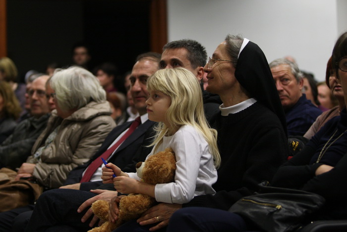 Zadar, 020213.
Samostan Skolskih sestara franjevki u Arbanasima.
Nakon Zagreba, kontroverzna znanstvenica Judith Reisman predavanje na temu spolnog odgoja veceras je odrzala i u Zadru.
Na fotografiji: detalj sa predavanja.
Foto: Jure Miskovic / CROPIX Zadar, 020213.
Samostan Skolskih sestara franjevki u Arbanasima.
Nakon Zagreba, kontroverzna znanstvenica Judith Reisman predavanje na temu spolnog odgoja veceras je odrzala i u Zadru.
Na fotografiji: detalj sa predavanja.
Foto: Jure Miskovic / CROPIX