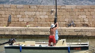 Ražančani saniraju štete nakon orkanske bure. Photo: Dino Stanin/PIXSELL