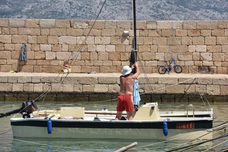 Ražančani saniraju štete nakon orkanske bure. Photo: Dino Stanin/PIXSELL