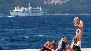 Velik broj turista jutro je proveo u gradu, a dio njih odlucio je plazu zamijeniti rivom. Photo: Dino Stanin/PIXSELL Autor  Dino Stanin/PIXSELL Ključne riječi  gosti, sunce, more, turisti, turizam, kupanje, suncanje, riva
