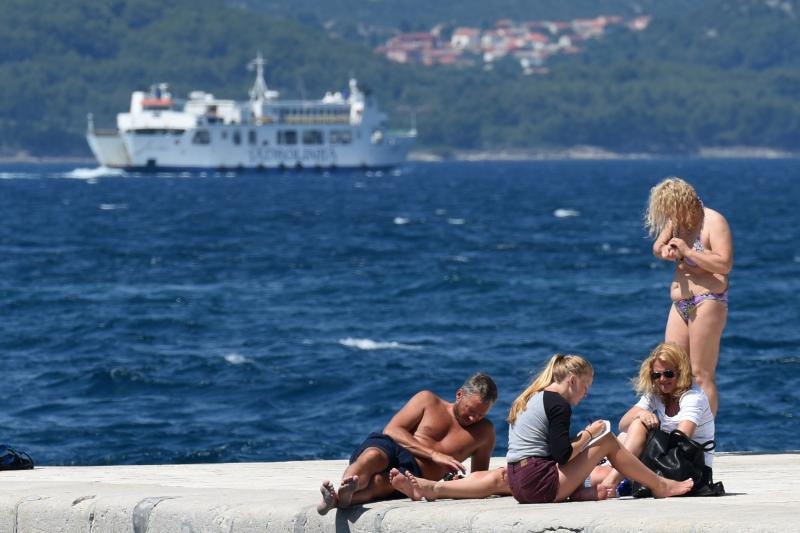 Velik broj turista jutro je proveo u gradu, a dio njih odlucio je plazu zamijeniti rivom. Photo: Dino Stanin/PIXSELL Autor  Dino Stanin/PIXSELL Ključne riječi  gosti, sunce, more, turisti, turizam, kupanje, suncanje, riva
