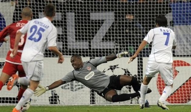 Schalke Raul of Spain, right, scores his second goal against Hapoel keeper Vincent Enyeama // AP Photo