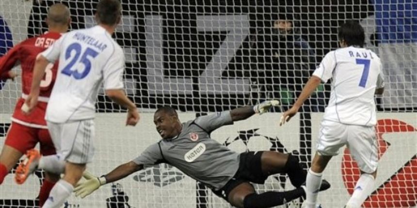 Schalke Raul of Spain, right, scores his second goal against Hapoel keeper Vincent Enyeama // AP Photo Schalke Raul of Spain, right, scores his second goal against Hapoel keeper Vincent Enyeama // AP Photo
