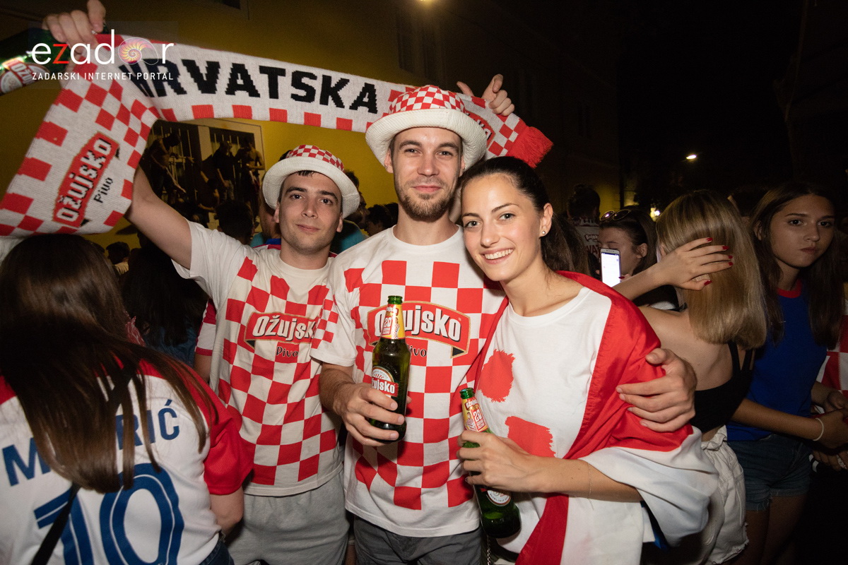 Čudesna noć: Velika fešta ulicama Zadra nakon plasmana Vatrenih u finale SP Čudesna noć: Velika fešta ulicama Zadra nakon plasmana Vatrenih u finale SP