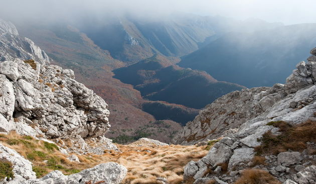 Paklenica, Juzni Velebit, Zadar, 171112
Izlet u NP Paklenica, dio juznog Velebita u trokutu Veliko rujno – skloniste na Strugama – Vaganski vrh.
Na fotografiji: detalj s izleta; pogled na kanjon Paklenice s Viserujna
Foto: Luka Gerlanc / CROPIX