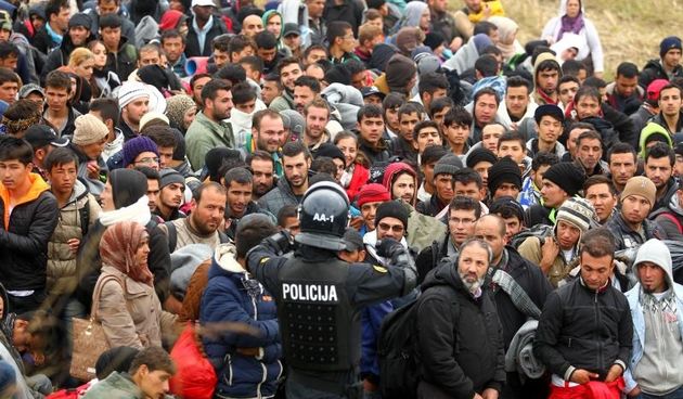 Brezice, Slovenija – Oko 2000 izbjeglica u koloni hoda od mjesta Rigonce prema kampu u Brezicama u pratnji Slovenske policije, Foto: Zeljko Lukunic/PIXSELL