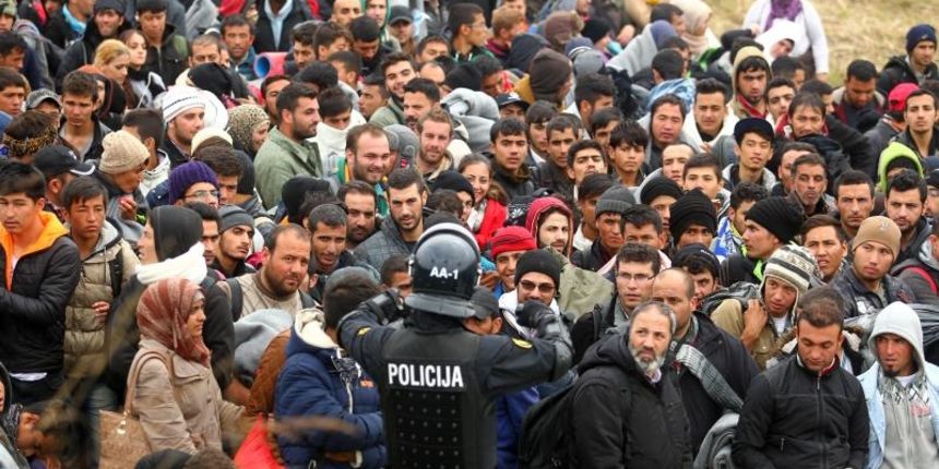 Brezice, Slovenija – Oko 2000 izbjeglica u koloni hoda od mjesta Rigonce prema kampu u Brezicama u pratnji Slovenske policije, Foto: Zeljko Lukunic/PIXSELL