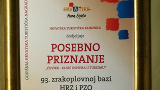 Zrakoplovnoj bazi Zemunik uručeno priznanje “Čovjek-ključ uspjeha u turizmu” Zrakoplovnoj bazi Zemunik uručeno priznanje “Čovjek-ključ uspjeha u turizmu”