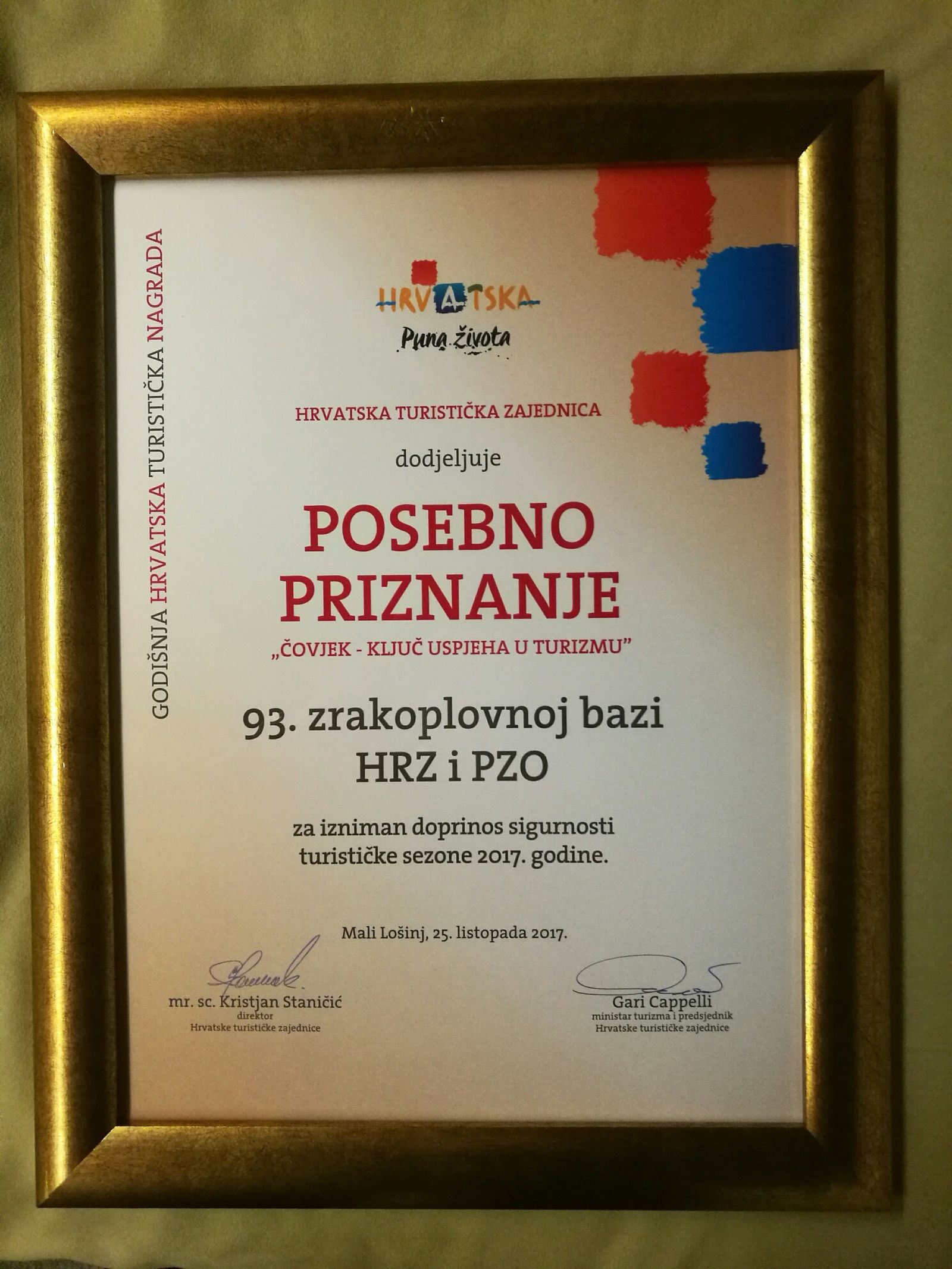 Zrakoplovnoj bazi Zemunik uručeno priznanje “Čovjek-ključ uspjeha u turizmu” Zrakoplovnoj bazi Zemunik uručeno priznanje “Čovjek-ključ uspjeha u turizmu”