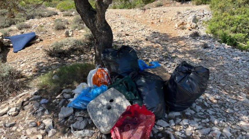 Uvala na Tijatu zablistala, a izvađeno smeće čeka komunalce Uvala na Tijatu zablistala, a izvađeno smeće čeka komunalce
