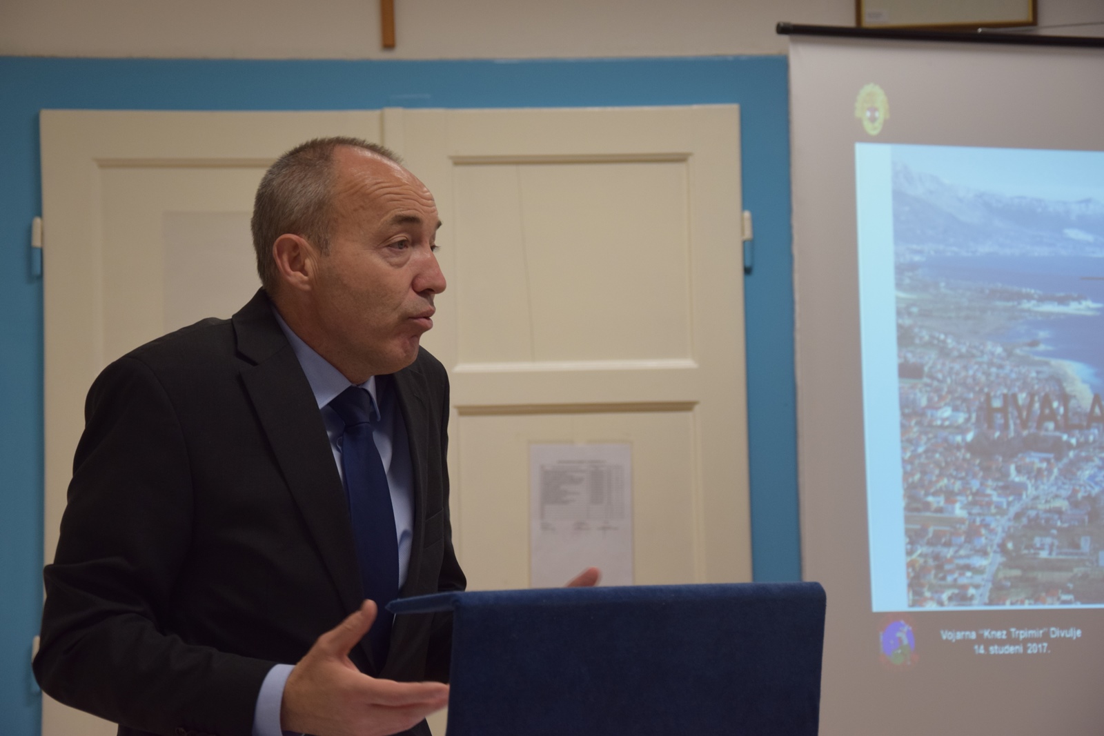 Ministar Krstičević posjetio eskadrilu transportnih helikoptera Ministar Krstičević posjetio eskadrilu transportnih helikoptera