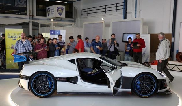 Posjetitelji razgledavaju modele automobila na Zagreb Auto Showu  koji se održava na zagrebačkom Velesajmu.  Photo: Borna Filić/PIXSELL